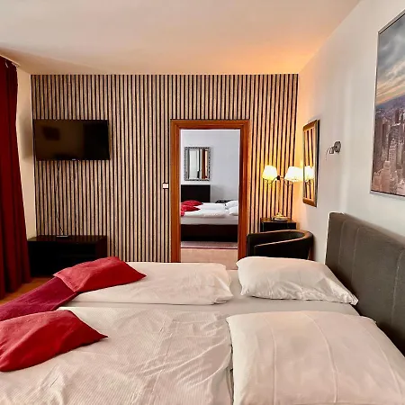 Altstadthotel Hayk Am Rhein Otel Köln