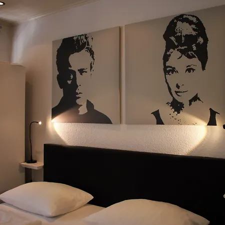 Altstadthotel Hayk Am Rhein ホテル