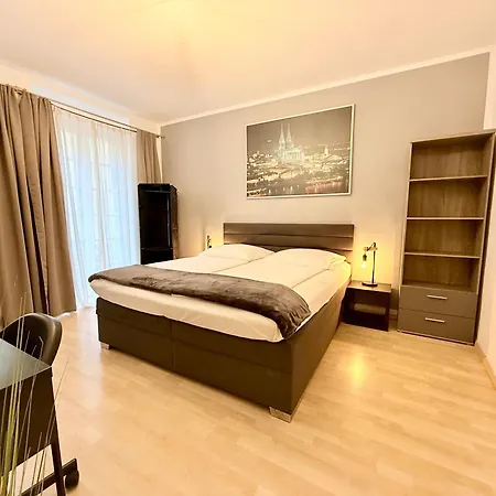 Altstadthotel Hayk Am Rhein Kolonia