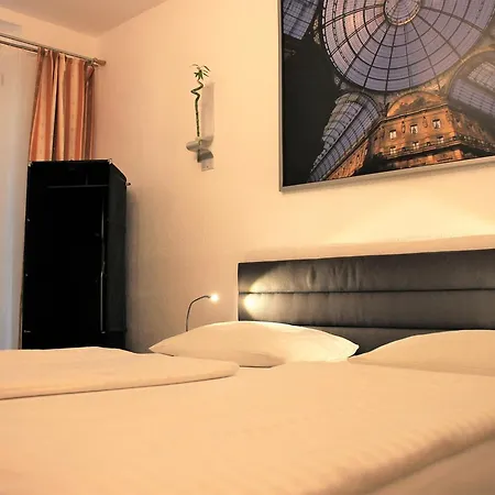 Altstadthotel Hayk Am Rhein Colonia