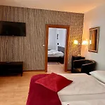 מלון Altstadthotel Hayk Am Rhein 3*