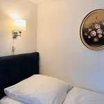 מלון Altstadthotel Hayk Am Rhein 3*