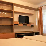 מלון Altstadthotel Hayk Am Rhein 3*