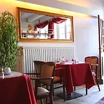 Altstadthotel Hayk Am Rhein מלון