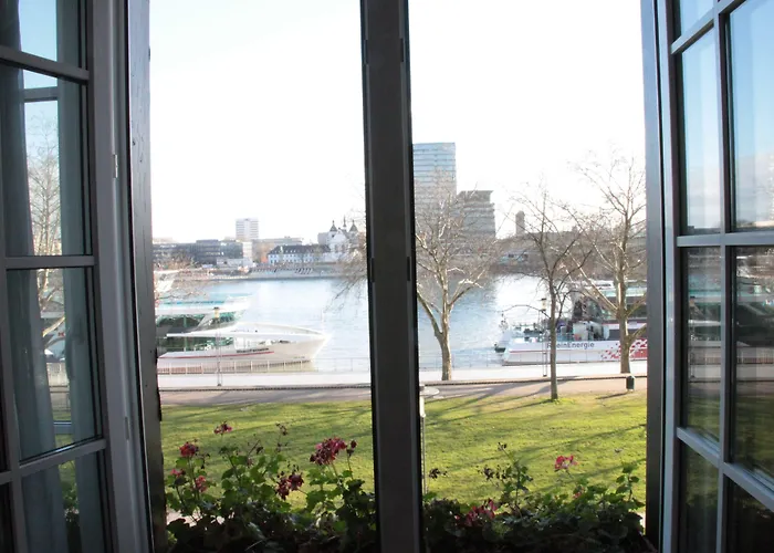 Altstadthotel Hayk Am Rhein מלון